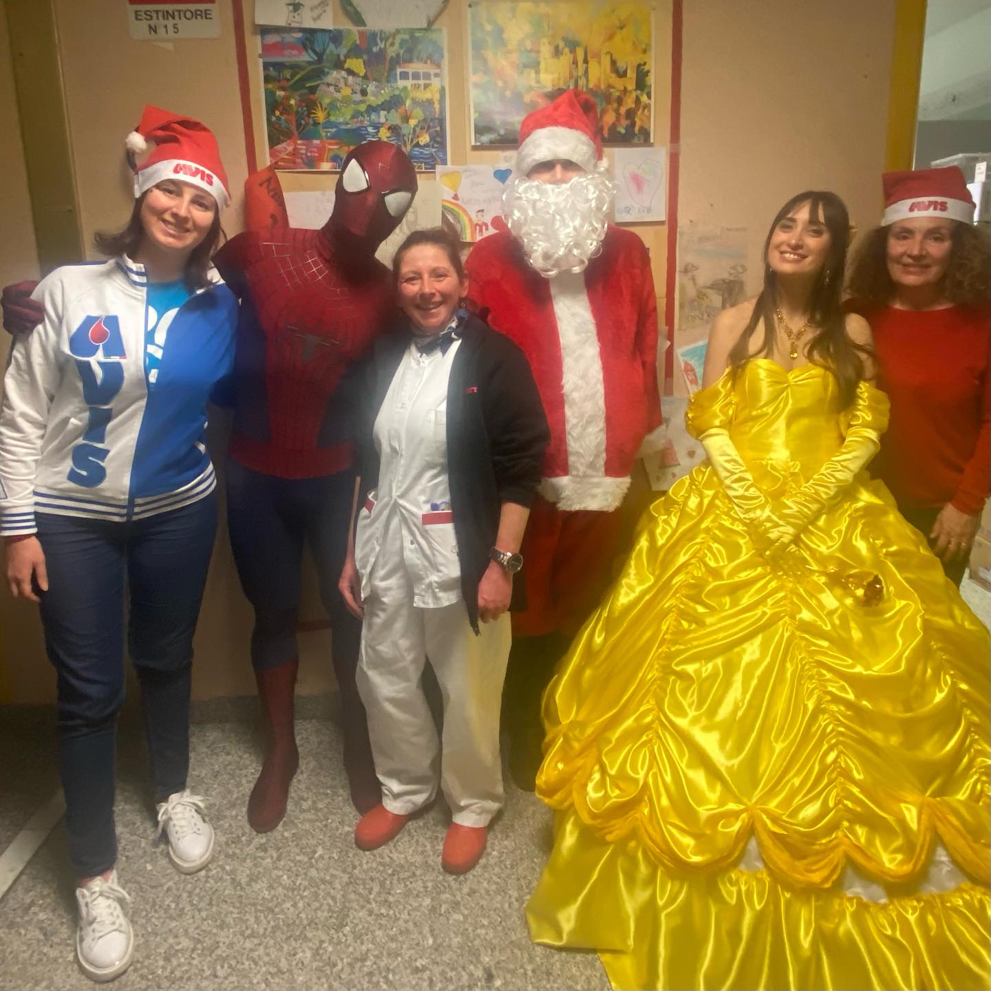 Ascoli Piceno - Spiderman e la principessa Belle donano sorrisi e regali ai bimbi ricoverati